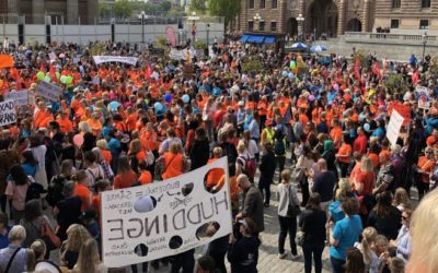 Här protesterar tusentals mot nedskärningarna i skolan